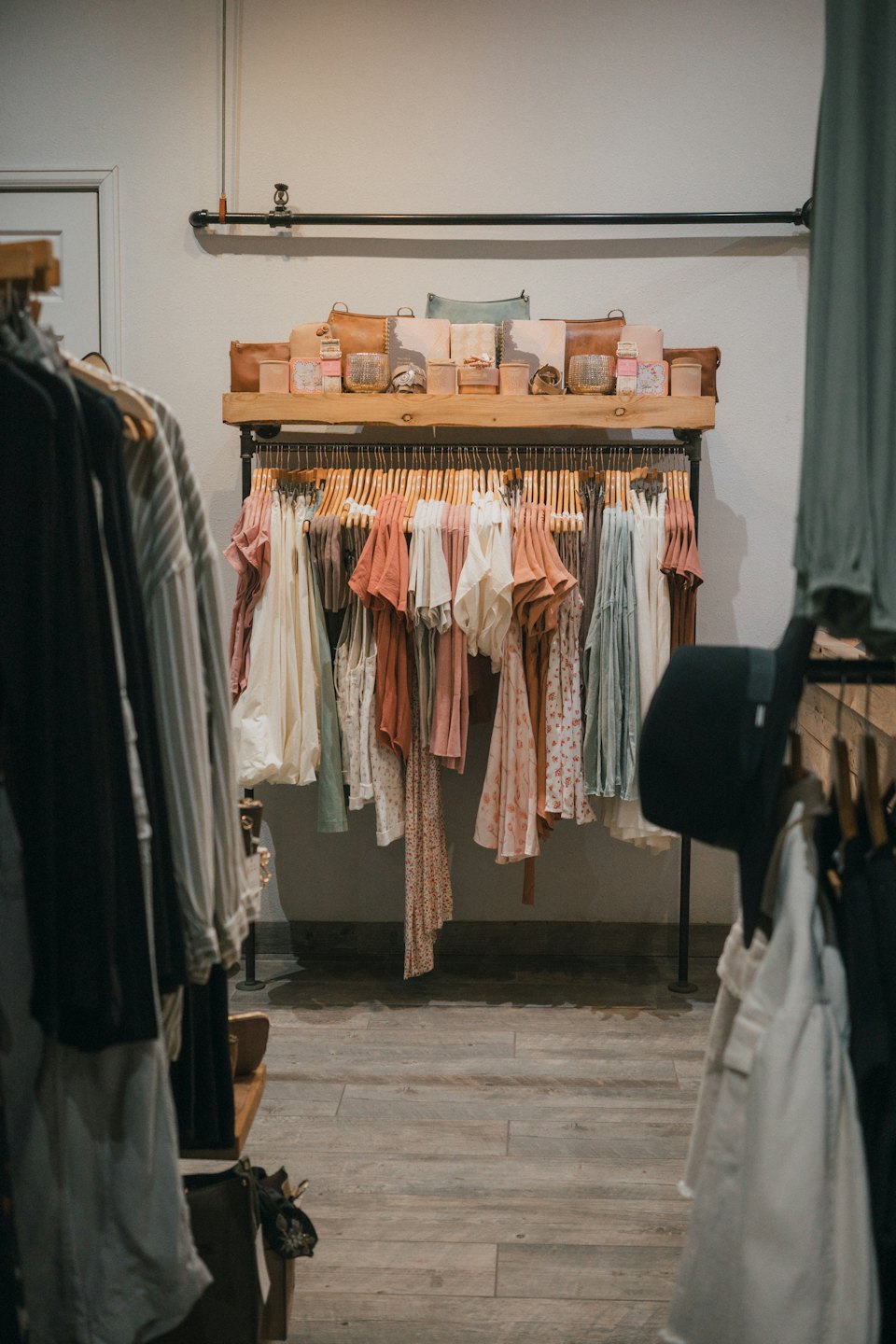 Vetrina di abbigliamento da boutique da donna con abiti e borse.